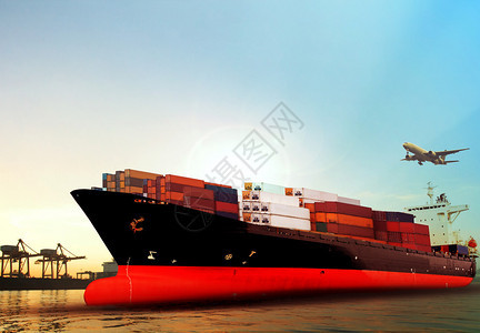 集装箱船在进口出口港对抗装载船场的美丽晨光用于货运和图片