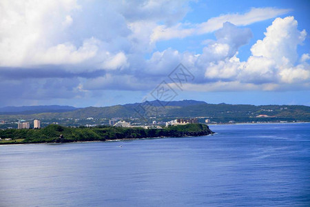 关岛与商业区的海岸景色图片