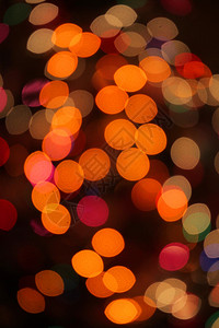 圣诞树上彩灯的散景图片
