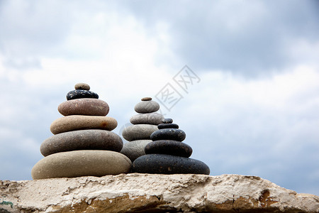 卵石沙滩上的平衡石图片