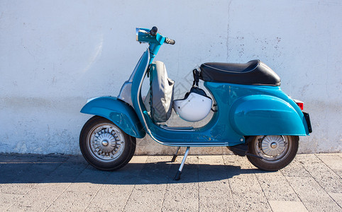 Vespa著名的意大利摩托车在街图片