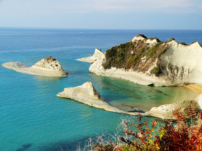 Corfu岛离洋海景色中的蓝色环图片