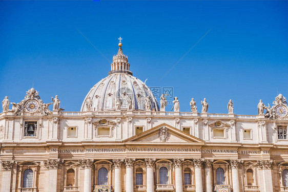 意大利梵蒂冈蓝色天空下美丽的圣图片