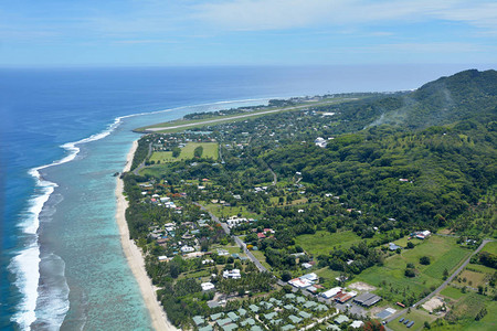 面向北面的阿罗朗吉村拉罗通加珊瑚环礁和库克群岛拉罗通加国际机场图片