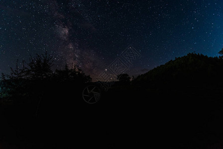 夜空中有星夜晚图片