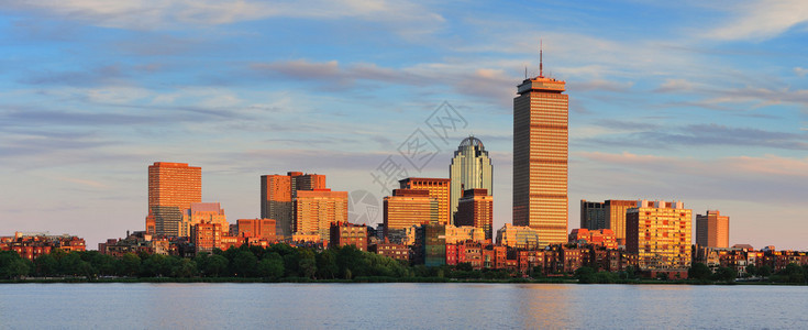 波士顿城市的天线全景与谨慎塔和城市摩天大楼在图片