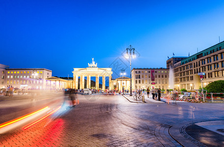 柏林勃兰登堡门和巴黎广场的壮丽夜景图片