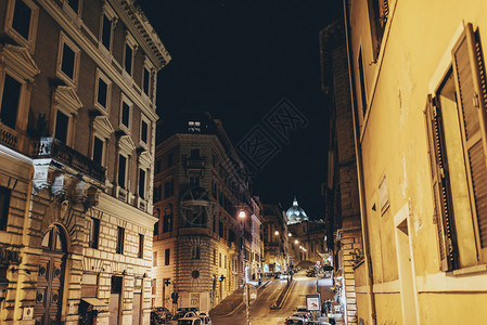 罗马街道在夜间图片