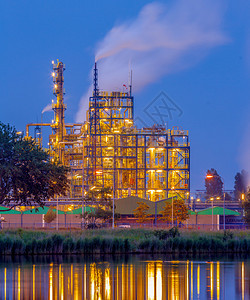 工业厂区重化学工业的晚间景场图片