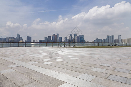 杭州断桥全景天线和现代商业办公大楼有空路空背景