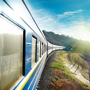 火车和蓝色马背景图片