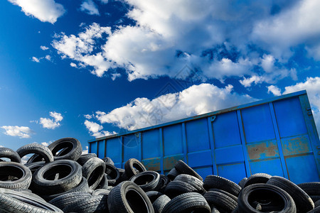 回收业务与金属容器和汽车轮胎在蓝天图片