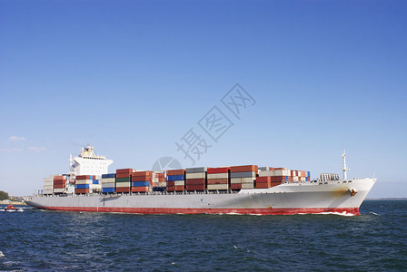 一艘从西澳大利亚州Fremantle港离开的装满集装箱的船只图片