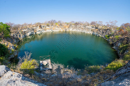 Otjikoto湖是纳米比亚唯一两个永久自然湖泊之一图片