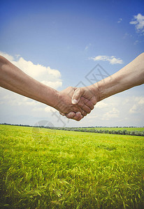 夏季时间在麦田上的男握手收获时间图片