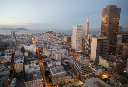 直观地看到城市的天线和旧金山湾图片