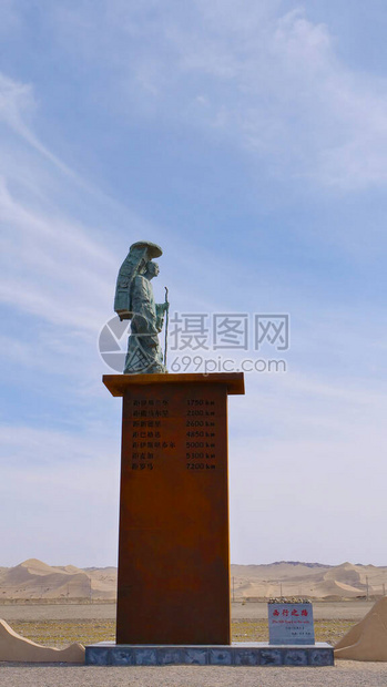 甘肃阳光明媚的蓝天下唐代著名僧侣和翻译唐三藏玄奘雕像图片