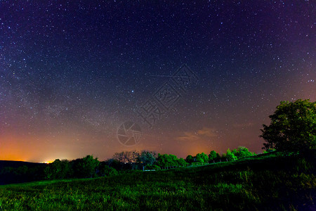 星空下的草原夜景图片