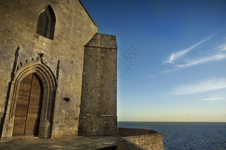 在面向大海的教堂的日落图片