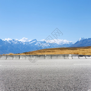 新西兰雪山附近空荡的水泥路图片