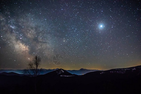 喀尔巴阡山脉的星夜图片