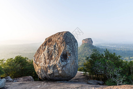 山上大岩石的美丽景色和清蓝的天Srilankasi图片