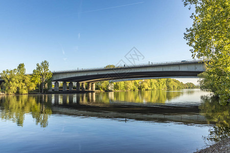 Raunheim的Raunheim高速公路桥横渡Main河图片