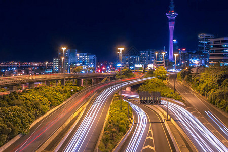 新西兰奥克兰市中心地平线上有夜间交通的高速公图片