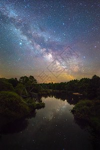 一条小河上的银河美丽的夜空图片