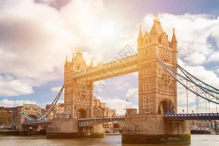伦敦塔桥在黄金时图片