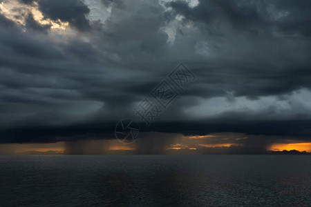 湖中降雨天空乌云密布图片