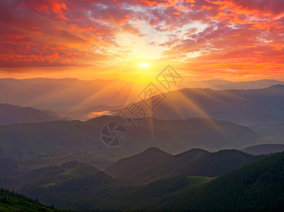 在山的美好的日落场面图片