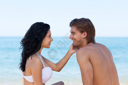 在沙滩暑假时情侣图片
