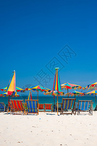 泰国普吉岛海滩五颜六色的伞下露营床图片