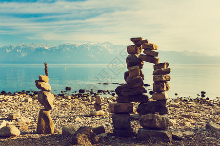瑞士日内瓦湖海岸的石块图图片