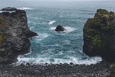冰岛Arnarstapi蓝色海洋前美丽的悬图片