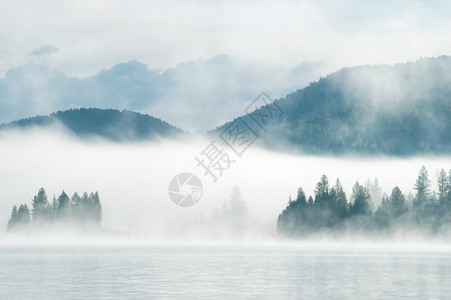 清晨的大雾在山湖上图片