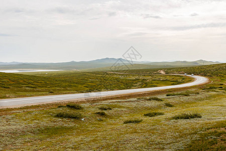 蒙古大草原上的柏油路通至蒙古TerkhiinTsagan湖图片