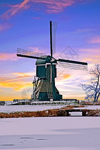 日落时荷兰农村地区传统风车图片