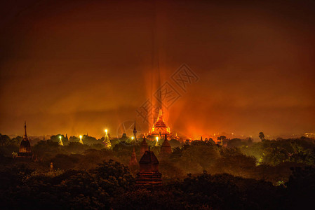 缅甸巴甘古代塔台的景观画面晚图片