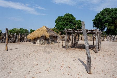纳米比亚贫困程度最高的地区卡万戈镇附近的传统非洲村庄背景图片