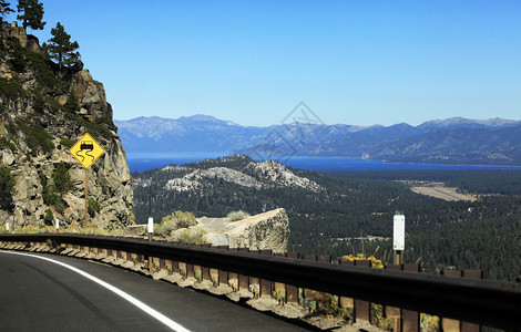 通往内华达州Tahoe背景图片