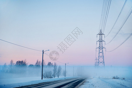 有雾的冬夜有电塔的乡间小路背景图片