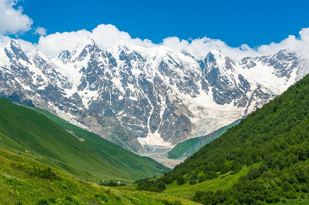 格鲁吉亚美丽的草原山谷和积雪山脉背景图片
