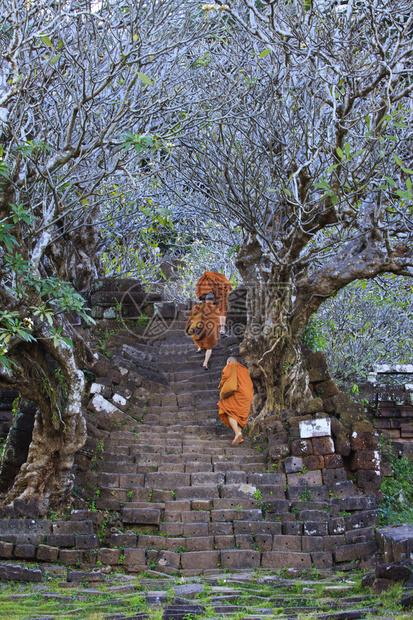僧侣爬上楼梯图片