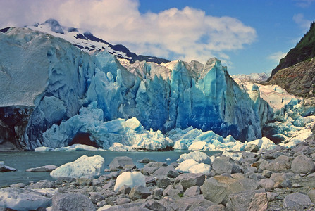 在阿拉斯加的门登霍尔冰川中新暴图片