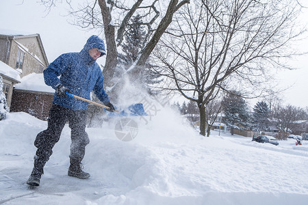 男子在他家门前除雪图片