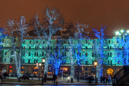 莫斯科街道上灯火通明的树木图片