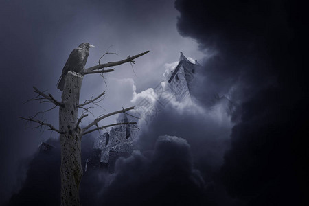 云中神秘的中世纪花岗岩城堡乌云里有一只可怕的乌鸦前景下图片
