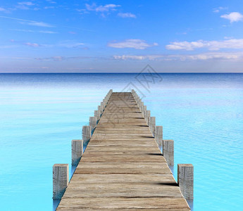 塞里木湖3d渲染海中的木码头设计图片